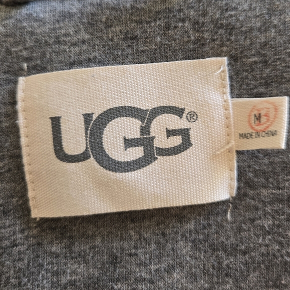 UGG's Iconic Robe - Picture 3 of 9